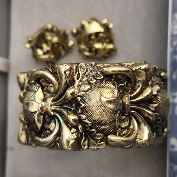 WHITING & DAVIS Bracelet and matching clip on screw bk earrings - Picture 7 of 12